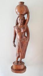 prachtig houten beeldje van vrouw met kruik, Antiquités & Art, Enlèvement