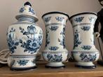 3 Delfts blauwe vazen met bloemmotieven., Antiek en Kunst, Antiek | Vazen, Ophalen