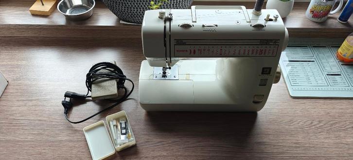 Machine à coudre TOYOTA RS2000 modèle 7160EU en parfait état, Hobby & Loisirs créatifs, Machines à coudre & Accessoires, Comme neuf