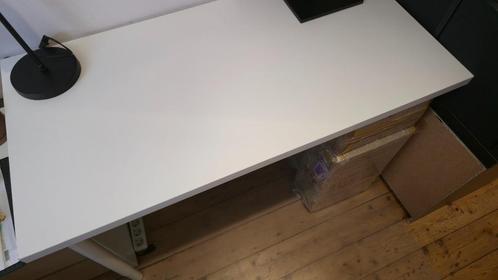 IKEA bureau - wit, hoogte verstelbaar, Huis en Inrichting, Bureaus, Gebruikt, Bureau, In hoogte verstelbaar, Ophalen