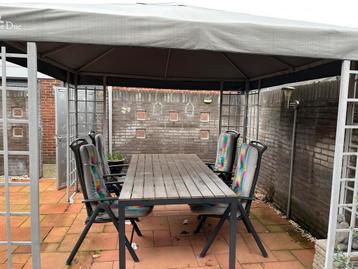Tuintafel met stoelen beschikbaar voor biedingen