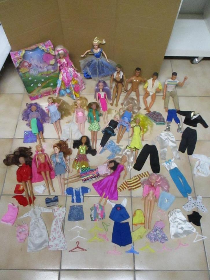 Poppen 21 stuks met vele kleedjes ,meisjes- jongenspoppen, Enfants & Bébés, Jouets | Poupées, Utilisé, Barbie, Enlèvement ou Envoi