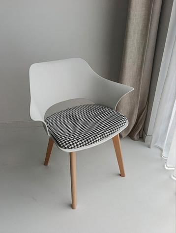 6 nieuwe eetkamerstoelen - stevig, en leuk retro design beschikbaar voor biedingen