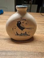 Antiek porseleinen vaasje met blauwe vogel, Antiek en Kunst, Ophalen of Verzenden