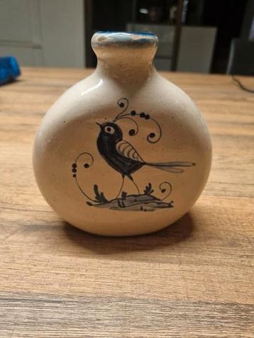 Antiek porseleinen vaasje met blauwe vogel beschikbaar voor biedingen