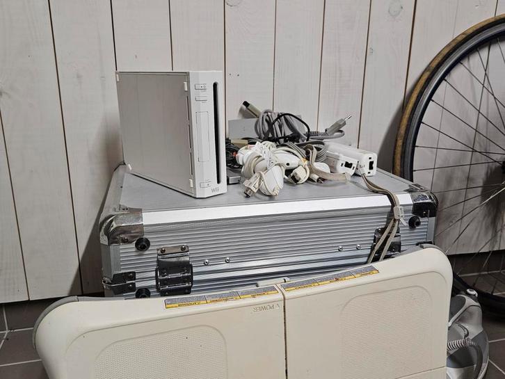 Nintendo Wii met Wii Fit board, Games en Spelcomputers, Spelcomputers | Nintendo Wii, Gebruikt, Ophalen of Verzenden