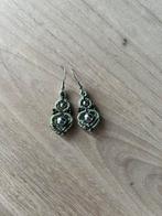 Boucles d’oreilles micro macramé vert olive et perles acier, Handtassen en Accessoires, Oorbellen, Ophalen of Verzenden, Nieuw