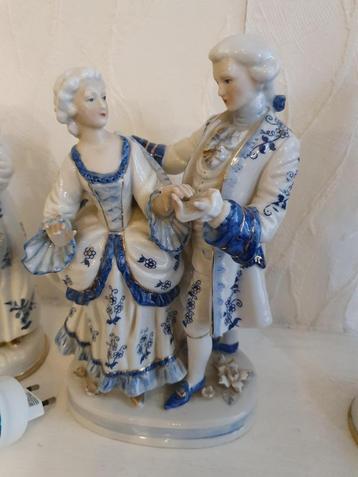 Blauw-wit porseleinen beeldje – Victoriaans liefdespaar beschikbaar voor biedingen