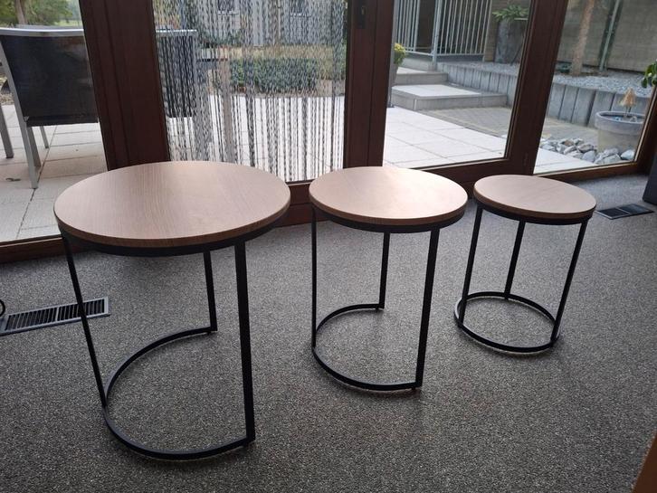 Drie bijzettafels, rond met zwart metalen onderstel, Huis en Inrichting, Tafels | Sidetables, Gebruikt, Rond, Ophalen