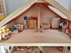 Houten poppenhuis met veel meubels en popjes, Ophalen, Zo goed als nieuw, Poppenhuis