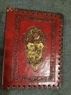 Antiek lederen kaftje met wapenschild, Antiquités & Art, Antiquités | Étain, Enlèvement ou Envoi