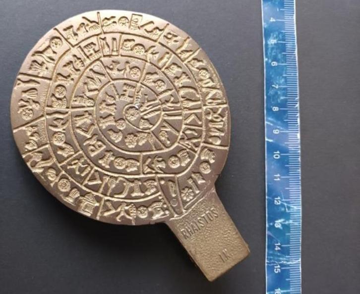 GROTE PAPIERKLEM MET KRETENZISCHE TEKENS (SCHIJF PHAISTOS), Antiek en Kunst, Curiosa en Brocante, Ophalen of Verzenden