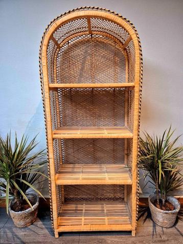 Grote vintage plank van rieten en rotan beschikbaar voor biedingen