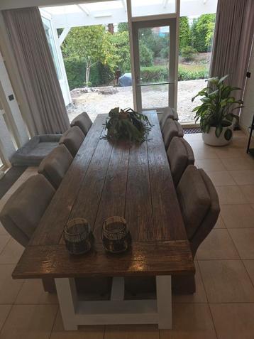 Tafel met stoelen beschikbaar voor biedingen