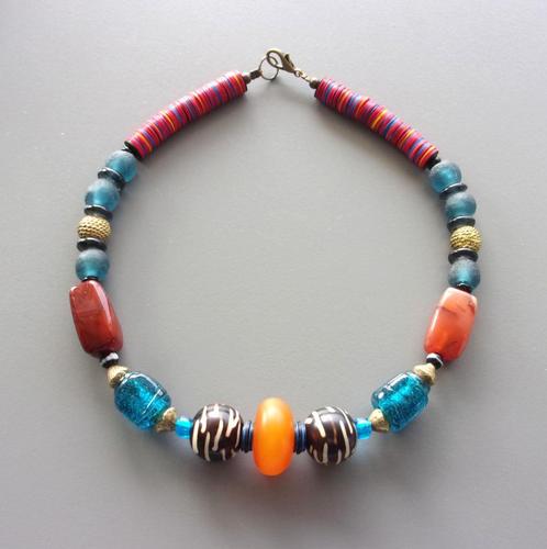 Ketting in blauw en honing voor dames in Afrikaanse kralen, Handtassen en Accessoires, Kettingen, Nieuw, Steen of Mineraal, Blauw