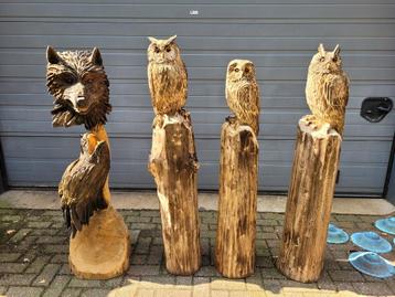 Diverse houtsnijwerken houtsculpturen van uilen en een wolf