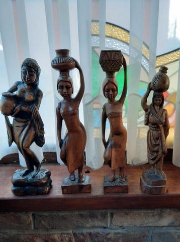 4 massief houten beelden vrouw waterdragers beschikbaar voor biedingen