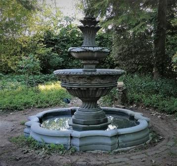 Compacte barokfontein met rand beschikbaar voor biedingen
