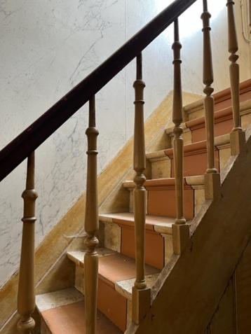Pièces escalier ancien