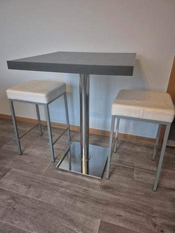 Hoge tafel met 2 stoelen te koop beschikbaar voor biedingen