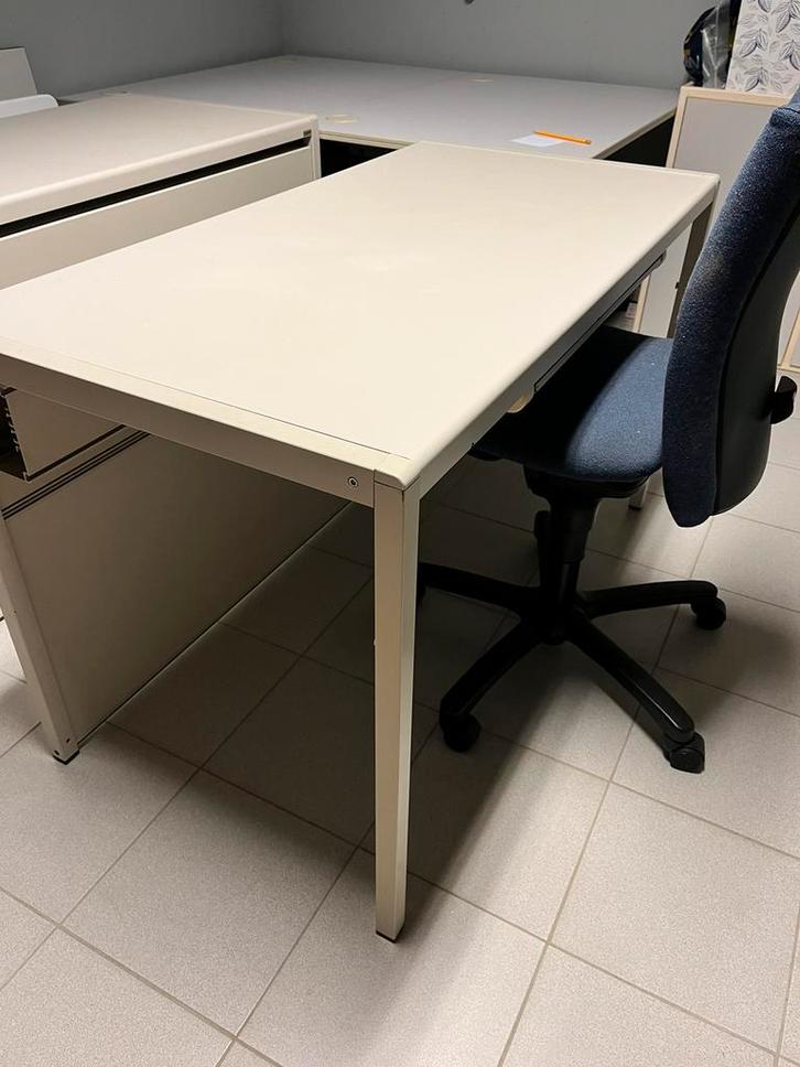 beige bureel, Zakelijke goederen, Kantoor en Winkelinrichting | Kantoormeubilair en Inrichting, Tafel, Ophalen