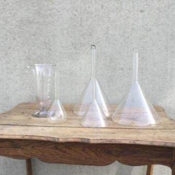 Trechters en maatbeker uit labo/apotheek  beschikbaar voor biedingen