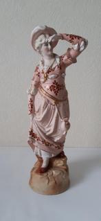 Beeldje van een vrouw in faience, Ophalen