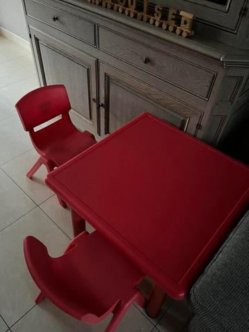 Kunststof tafeltje met 2 stevige stoeltjes beschikbaar voor biedingen