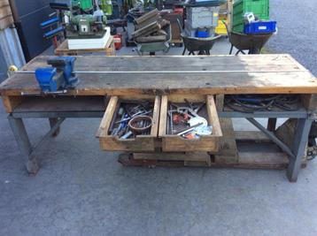 Werktafel met bankschroef beschikbaar voor biedingen