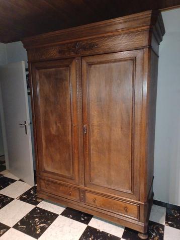 Impressionnante armoire en chêne de 221 cm de haut 