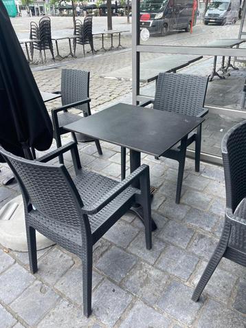 Zwarte terras Tafel beschikbaar voor biedingen