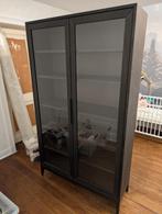 Vitrine ikea brun, Huis en Inrichting, Kasten | Vitrinekasten, Ophalen, 100 tot 150 cm, Zo goed als nieuw, 150 tot 200 cm