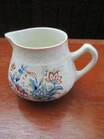 Melkkannetje met bloemen en vlinders   Decor RHODES  BOCH, Ophalen of Verzenden, Zo goed als nieuw, Porselein, Overige typen