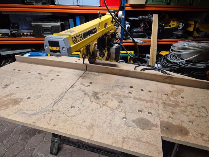 dewalt zaagmachiene, Doe-het-zelf en Bouw, Gereedschap | Zaagmachines, Zo goed als nieuw, Afkortzaag, 1200 watt of meer, 70 mm of meer