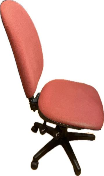 chaise de bureau sur roulettes en tissu rouge