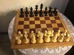 Schaakspel houten bord en verzwaarde vinyl schaakstukken., Hobby en Vrije tijd, Ophalen, Zo goed als nieuw