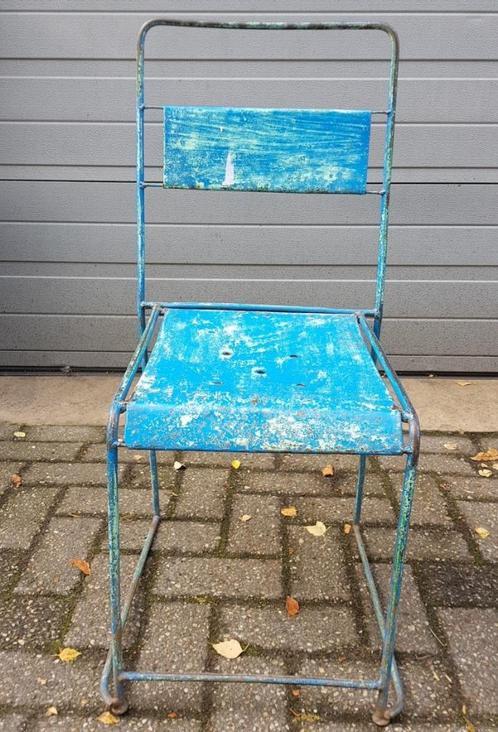 Industriele retro vintage metalen stoelen stapelbaar blauw, Maison & Meubles, Chaises, Comme neuf, Cinq, Six Chaises ou plus, Métal