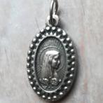 Médaille mariale de Lourdes en métal argenté., Enlèvement ou Envoi, Comme neuf, Bijoux, Christianisme | Catholique