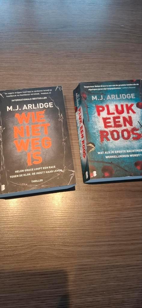 M.J. Arlidge - Pluk een roos, Boeken, Thrillers, Zo goed als nieuw, Ophalen of Verzenden