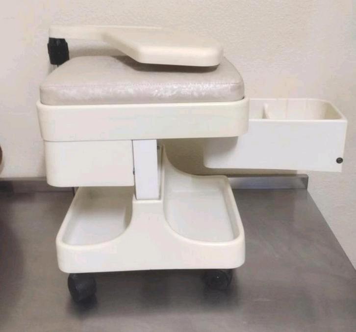 🔶️ 50€ 💅 krukstoel voor manicure Tabletten en wielen, Antiek en Kunst, Antiek | Meubels | Tafels, Ophalen