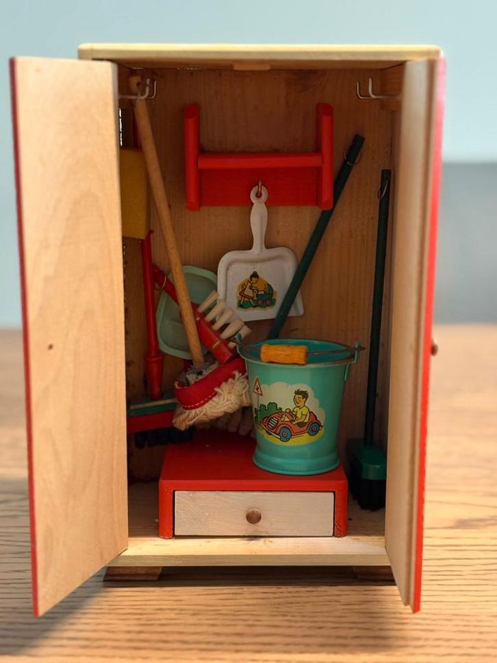 speelgoed kastje met mini poetsgerief, Kinderen en Baby's, Speelgoed | Poppen, Zo goed als nieuw, Overige typen, Ophalen