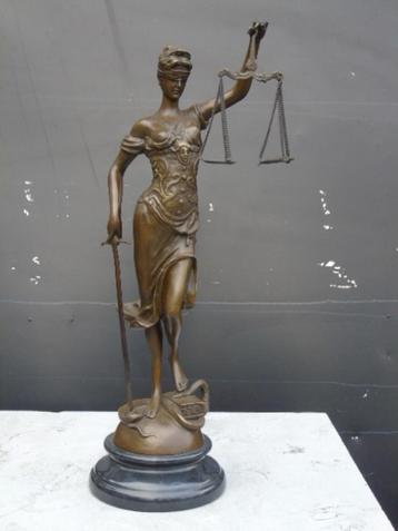 statue d une femme JUSTICE en bronze signé sur marbre .