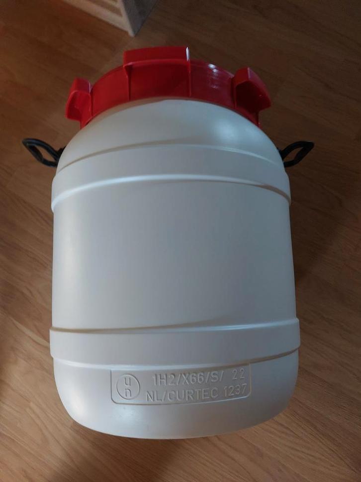 Witte plastic ton met rood schroefdeksel perfecte staat, Animaux & Accessoires, Nourriture pour Animaux, Enlèvement