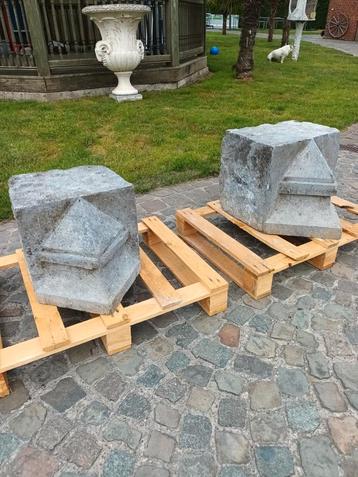 2 vol arduinen ornamenten  beschikbaar voor biedingen