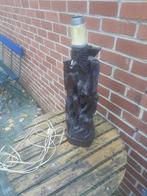 Art africain. Lampe en bois et 2 abat-jour., Ophalen