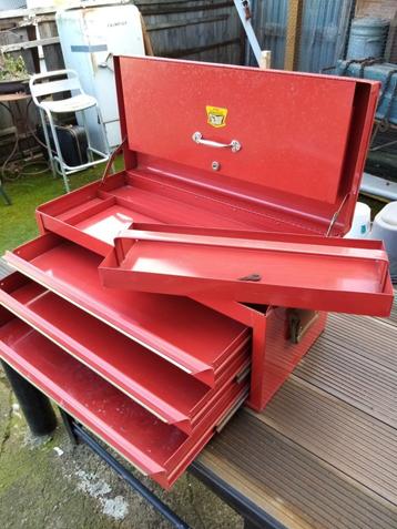 Vintage gereedschap koffer beschikbaar voor biedingen