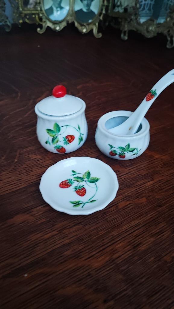 confituurpotjes met lepeltje met aardbeien, Antiek en Kunst, Antiek | Servies los, Ophalen of Verzenden