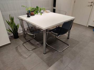 Eettafel met 4x IKEA Tobias beschikbaar voor biedingen