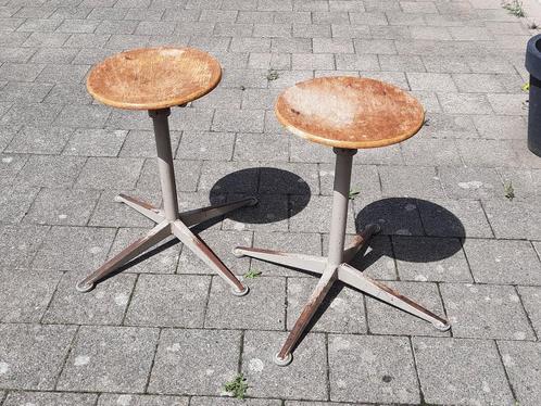 2 industriële "Ahrend de Cirkel" "Friso kramer" krukken, Huis en Inrichting, Barkrukken, Gebruikt, 60 tot 90 cm, Hout, Metaal
