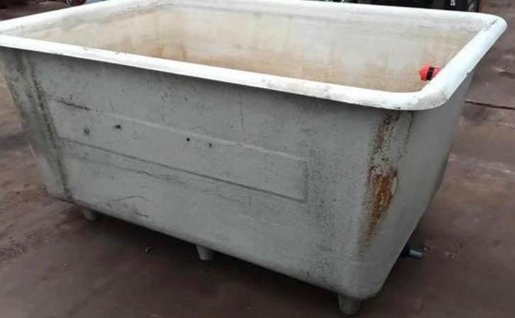 Waterbak / wateropslag / vloeistofbak met aftapkraan, Dieren en Toebehoren, Stalling en Weidegang